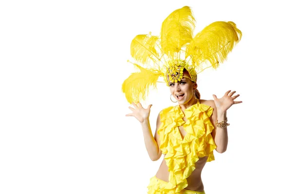 Mulher bonita no carnaval, traje de mascarada elegante com penas dançando no fundo do estúdio branco. — Fotografia de Stock