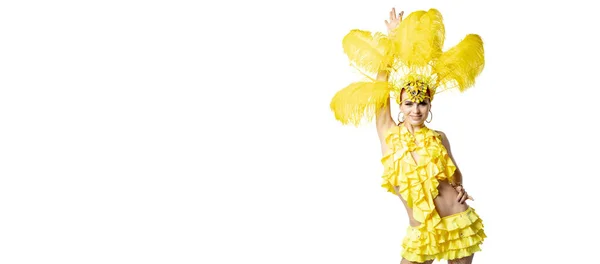 Mulher bonita no carnaval, traje de mascarada elegante com penas dançando no fundo do estúdio branco. — Fotografia de Stock