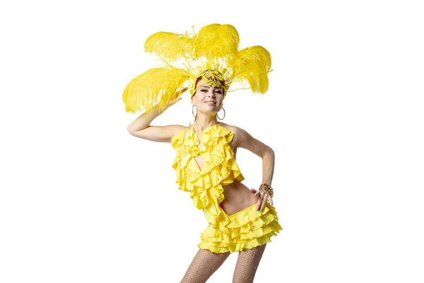 Mulher bonita no carnaval, traje de mascarada elegante com penas dançando no fundo do estúdio branco. — Fotografia de Stock