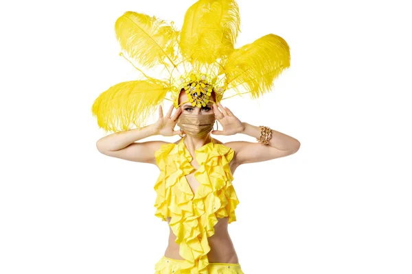 Mulher bonita no carnaval, traje de mascarada elegante com penas dançando no fundo do estúdio branco. — Fotografia de Stock