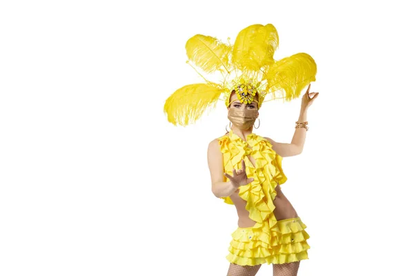 Mulher bonita no carnaval, traje de mascarada elegante com penas dançando no fundo do estúdio branco. — Fotografia de Stock