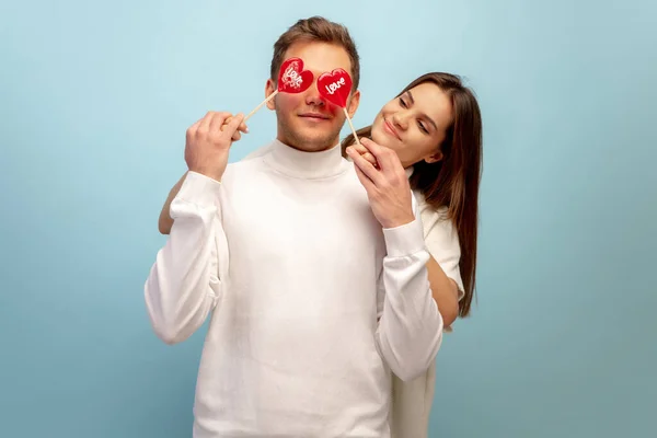 Hermosa pareja enamorada en el fondo del estudio azul. Día de San Valentín, concepto de amor y emociones —  Fotos de Stock