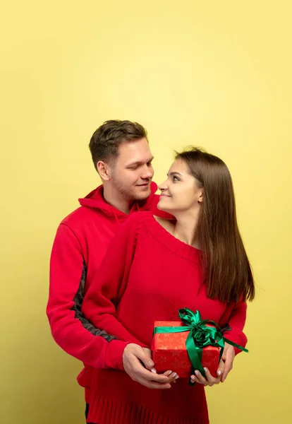 Belo casal apaixonado no fundo do estúdio amarelo. Dia dos Namorados, amor e emoções conceito — Fotografia de Stock