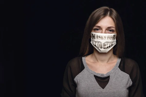 Mujer con mascarilla protectora con máscaras de signos durante 100 días en Estados Unidos, América — Foto de Stock