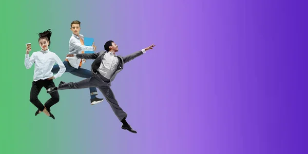 Szczęśliwi pracownicy biurowi skaczą i tańczą w luźnych ciuchach lub garniturze na gradientowym neonowym tle płynów. Ulotka z kopią — Zdjęcie stockowe