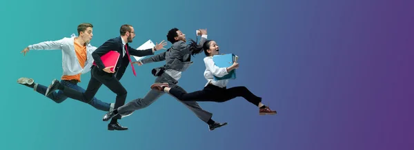 Szczęśliwi pracownicy biurowi skaczą i tańczą w luźnych ciuchach lub garniturze na gradientowym neonowym tle płynów. Ulotka z kopią — Zdjęcie stockowe