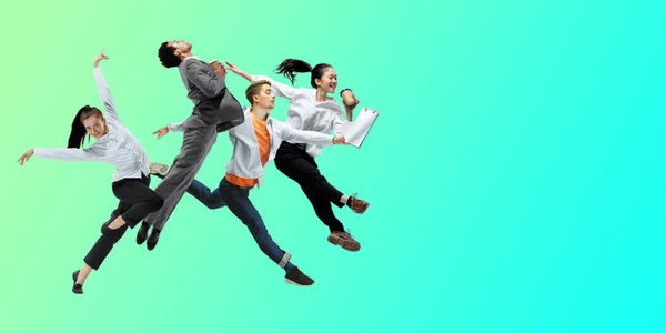Fröhliche Büroangestellte springen und tanzen in lässiger Kleidung oder im Anzug auf neongelbem Hintergrund. Flyer mit Copyspace — Stockfoto