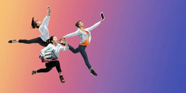 Happy kantoorpersoneel springen en dansen in casual kleding of pak op gradiënt neon vloeistof achtergrond. Flyer met copyspace — Stockfoto