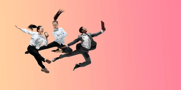 Trabalhadores de escritório felizes pulando e dançando em roupas casuais ou terno em fundo fluido de néon gradiente. Folheto com copyspace — Fotografia de Stock