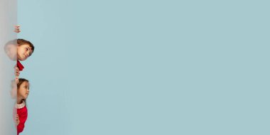 Mavi stüdyo arka planında izole edilmiş mutlu çocuklar. Mutlu, neşeli ve samimi görün. Kopyalama. Çocukluk, eğitim, duygu kavramı