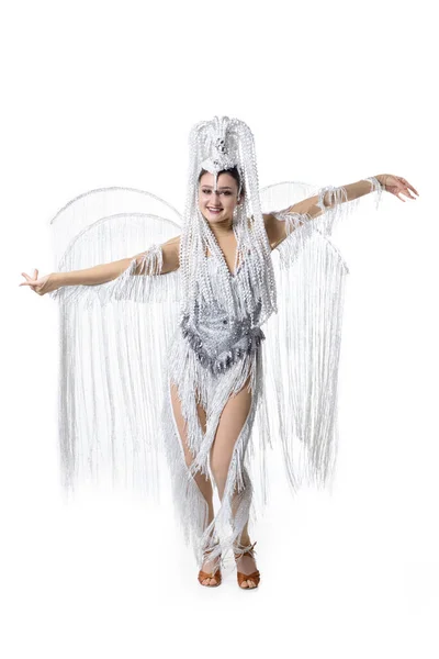 Mulher bonita no carnaval, traje de mascarada elegante com penas dançando no fundo do estúdio branco. Conceito de feriados celebração, tempo festivo, moda — Fotografia de Stock