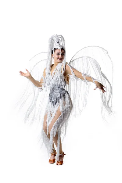 Mulher bonita no carnaval, traje de mascarada elegante com penas dançando no fundo do estúdio branco. Conceito de feriados celebração, tempo festivo, moda — Fotografia de Stock