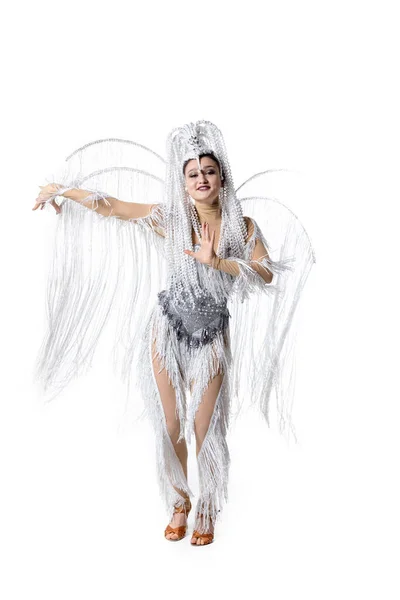 Mulher bonita no carnaval, traje de mascarada elegante com penas dançando no fundo do estúdio branco. Conceito de feriados celebração, tempo festivo, moda — Fotografia de Stock