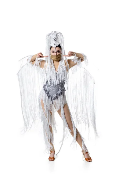 Belle jeune femme dans le carnaval, costume de mascarade élégant avec des plumes dansant sur fond de studio blanc. Concept de fête, fête, mode — Photo
