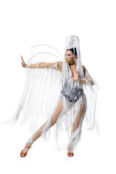 Schöne junge Frau im Karneval, stilvolles Maskenkostüm mit Federn, die auf weißem Studiohintergrund tanzen. Konzept der Feiertage, Festtage, Mode — Stockfoto