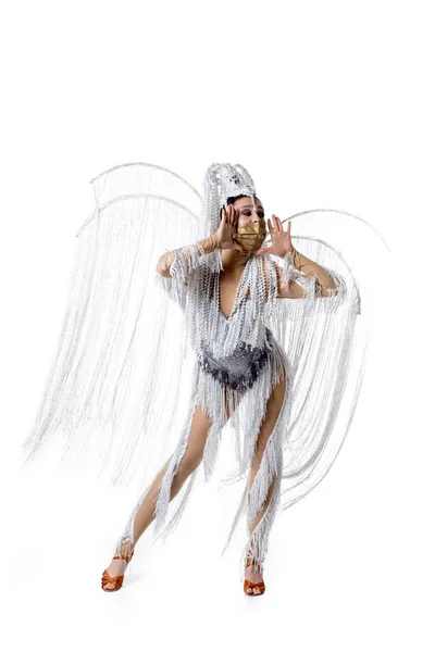 Piękna młoda kobieta w karnawale, stylowy kostium maskowy z piór tańczących na białym tle studio. Koncepcja święta, czas świąteczny, moda — Zdjęcie stockowe