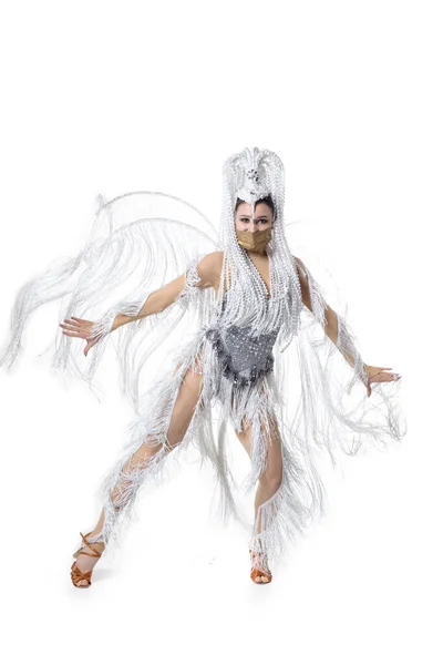 Mulher bonita no carnaval, traje de mascarada elegante com penas dançando no fundo do estúdio branco. Conceito de feriados celebração, tempo festivo, moda — Fotografia de Stock