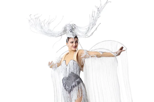 Mulher bonita no carnaval, traje de mascarada elegante com penas dançando no fundo do estúdio branco. Conceito de feriados celebração, tempo festivo, moda — Fotografia de Stock