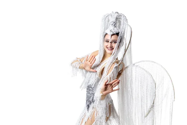 Όμορφη νεαρή γυναίκα σε καρναβάλι, κομψό κοστούμι μεταμφίεση με φτερά που χορεύουν σε λευκό φόντο στούντιο. Έννοια της γιορτής των διακοπών, εορταστική εποχή, μόδα — Φωτογραφία Αρχείου