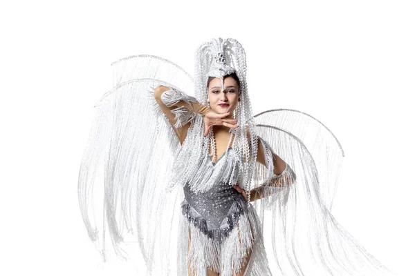 Belle jeune femme dans le carnaval, costume de mascarade élégant avec des plumes dansant sur fond de studio blanc. Concept de fête, fête, mode — Photo