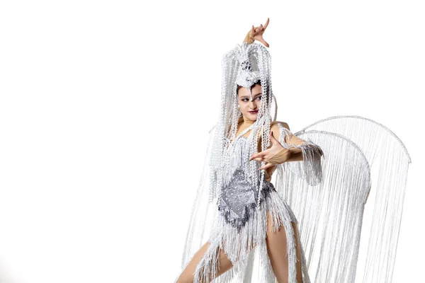 Belle jeune femme dans le carnaval, costume de mascarade élégant avec des plumes dansant sur fond de studio blanc. Concept de fête, fête, mode — Photo