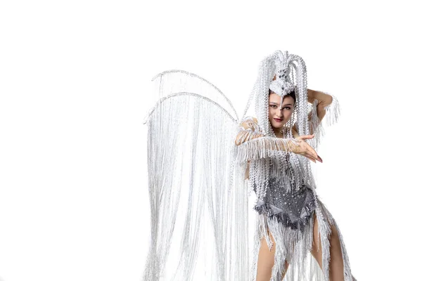 Belle jeune femme dans le carnaval, costume de mascarade élégant avec des plumes dansant sur fond de studio blanc. Concept de fête, fête, mode — Photo