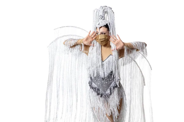 Mulher bonita no carnaval, traje de mascarada elegante com penas dançando no fundo do estúdio branco. Conceito de feriados celebração, tempo festivo, moda — Fotografia de Stock