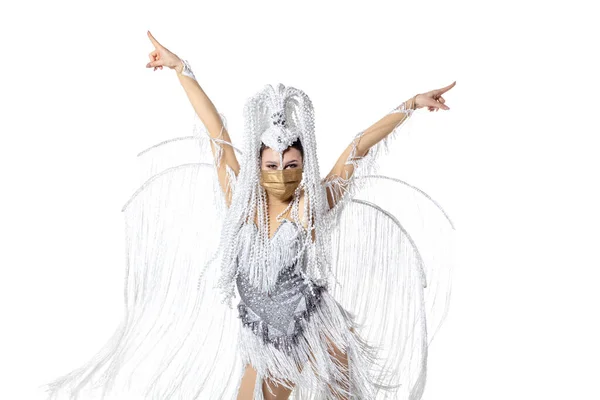 Belle jeune femme dans le carnaval, costume de mascarade élégant avec des plumes dansant sur fond de studio blanc. Concept de fête, fête, mode — Photo