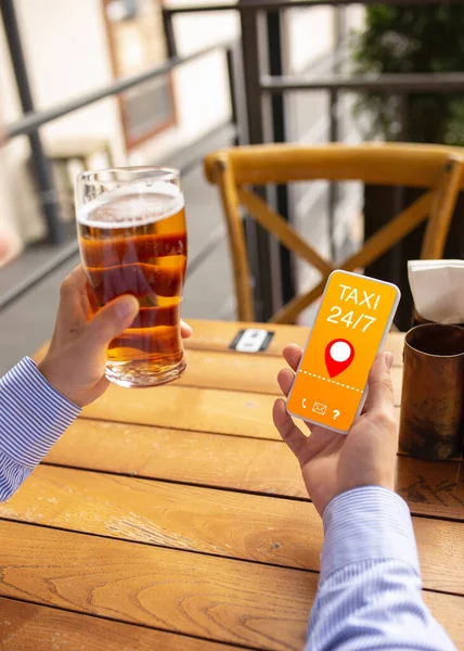 Sluit handen houden smartphone met online taxidienst op het scherm. Veilig blijven tijdens de afsluiting. Moderne technologie en gezondheidszorg — Stockfoto