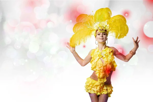 Belle jeune femme dans le carnaval, costume de mascarade élégant avec des plumes dansant sur fond de studio blanc avec bokeh brillant — Photo