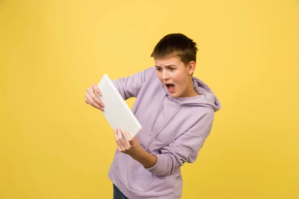 Kaukasische meisjes portret geïsoleerd op gele studio achtergrond met copyspace — Stockfoto