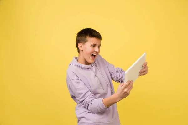 Kaukasische meisjes portret geïsoleerd op gele studio achtergrond met copyspace — Stockfoto