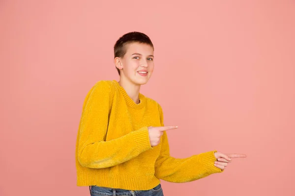 Niñas caucásicas retrato aislado en coral rosa fondo del estudio con copyspace — Foto de Stock