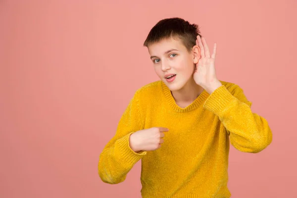 Kaukasiska flickor porträtt isolerad på korall rosa studio bakgrund med copyspace — Stockfoto