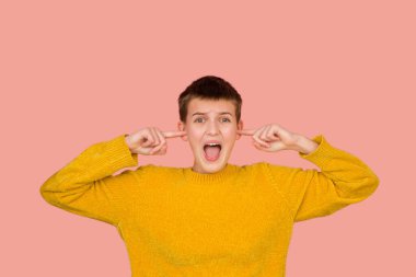 Beyaz kızların portresi mercan pembe stüdyo arka planında kopyalanmış.