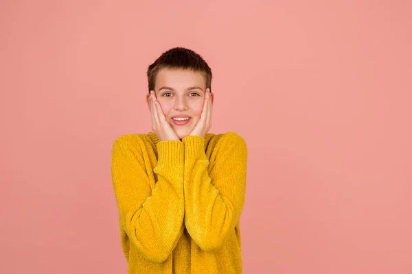 Kaukasiska flickor porträtt isolerad på korall rosa studio bakgrund med copyspace — Stockfoto