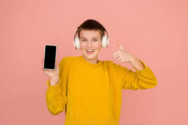 Kaukasiska flickor porträtt isolerad på korall rosa studio bakgrund med copyspace — Stockfoto