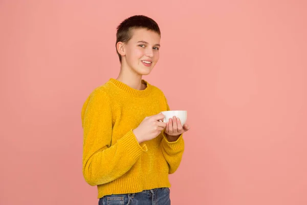 Kaukasiska flickor porträtt isolerad på korall rosa studio bakgrund med copyspace — Stockfoto