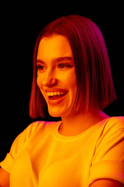 Blanke vrouwen portret geïsoleerd op zwarte studio achtergrond in veelkleurig neon licht — Stockfoto