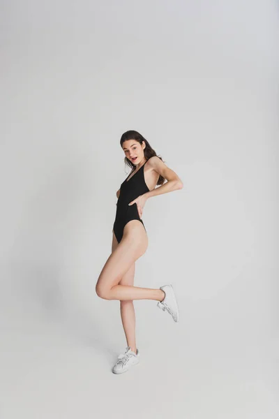 Hermosas mujeres jóvenes retrato aislado en fondo de estudio blanco. Divertirse, feliz, larga duración — Foto de Stock