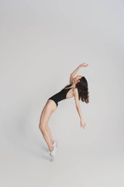 Beyaz stüdyo arka planında izole edilmiş güzel genç kadın portresi. Eğleniyor, mutlu, uzun