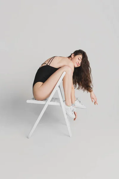 Beau portrait de jeune femme isolé sur fond de studio blanc. S'amuser, heureux, pleine longueur — Photo