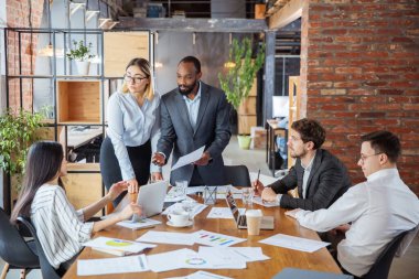 Çeşitli iş arkadaşları ofiste gündelik tartışmalar yapıyorlar. Dostça tartışmalar, ay raporları, yaratıcı toplantılar sırasında yöneticiler