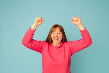 Beyaz kadın portresi mavi stüdyo arka planında kopyalanmış.