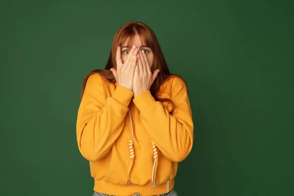 Mujeres caucásicas retrato aislado en fondo de estudio verde con copyspace —  Fotos de Stock