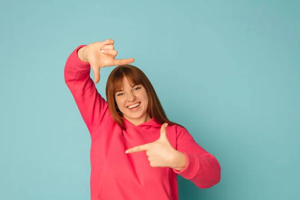 Kaukasische Frauen Porträt isoliert auf blauem Studiohintergrund mit Kopierraum — Stockfoto