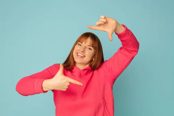 Mulheres caucasianas retrato isolado em fundo estúdio azul com copyspace — Fotografia de Stock