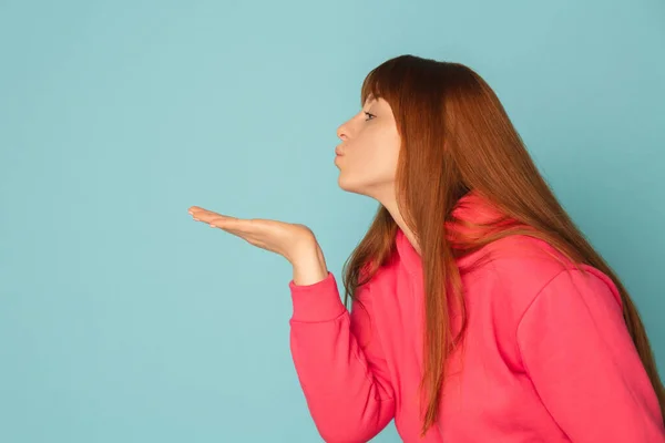 Mulheres caucasianas retrato isolado em fundo estúdio azul com copyspace — Fotografia de Stock