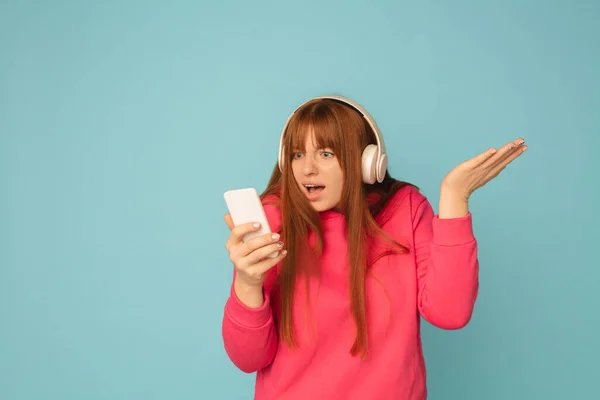 Mulheres caucasianas retrato isolado em fundo estúdio azul com copyspace — Fotografia de Stock