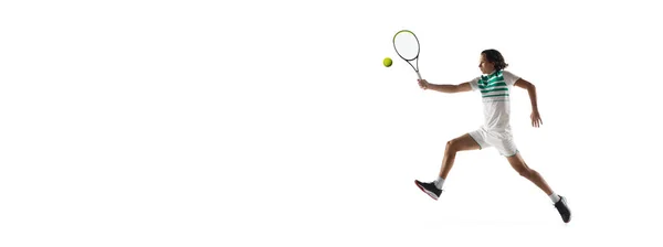 Юный кавказский профессиональный спортсмен играет в теннис на белом фоне — стоковое фото